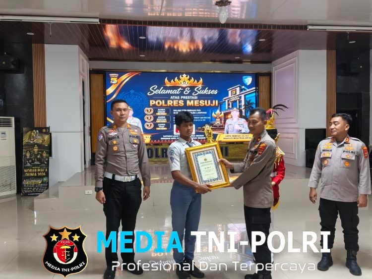 Kapolres Mesuji Beri Penghargaan Pelajar Berprestasi Ajang Patroli Keamanan Sekolah Polda Lampung