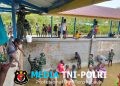 Satgas Yonif 123/Rajawali Bersama Warga Bersihkan Bak Penampungan Air di Kampung Waras