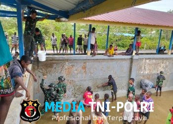 Satgas Yonif 123/Rajawali Bersama Warga Bersihkan Bak Penampungan Air di Kampung Waras