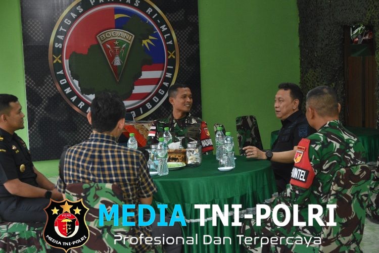 Satgas Pamtas RI-Malaysia Yonarmed 19/Bogani Terima Kunjungan Kabid P2 Kanwil Bea Cukai Kalbar di Pos Gabma Kotis