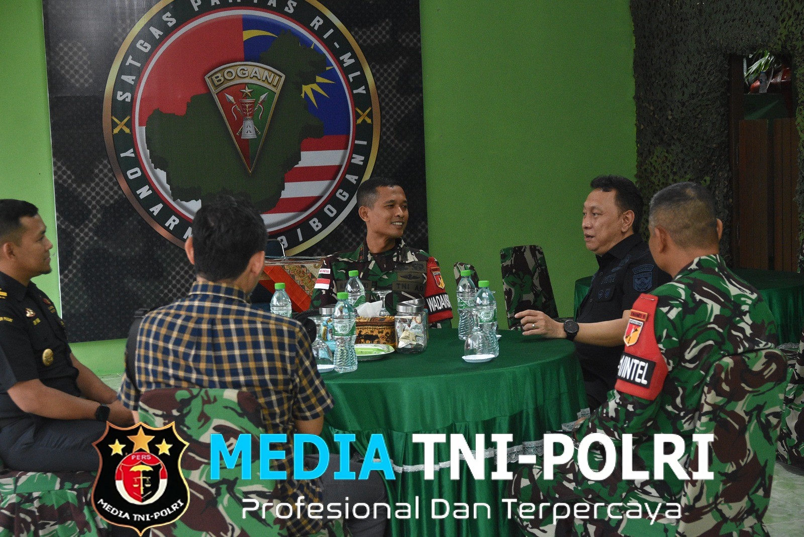 Satgas Pamtas RI-Malaysia Yonarmed 19/Bogani Terima Kunjungan Kabid P2 Kanwil Bea Cukai Kalbar di Pos Gabma Kotis