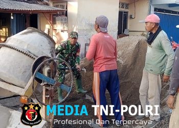 Wujudkan Kemanunggalan TNI-Rakyat, Serka Anton Bersama Warga Gotong Royong Cor Jembatan Garuda