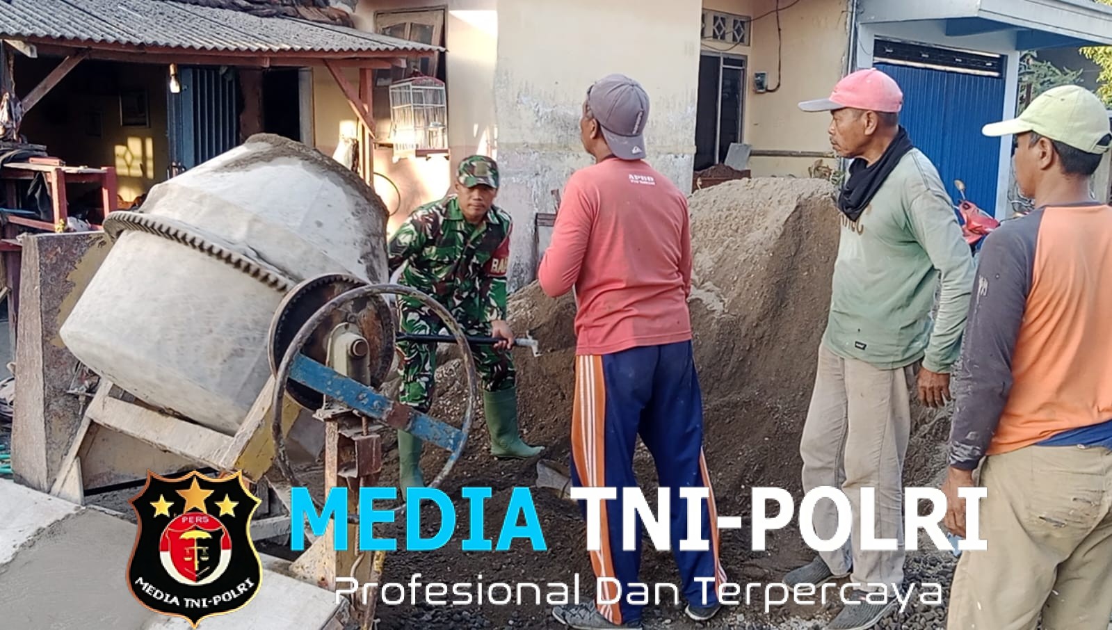 Wujudkan Kemanunggalan TNI-Rakyat, Serka Anton Bersama Warga Gotong Royong Cor Jembatan Garuda