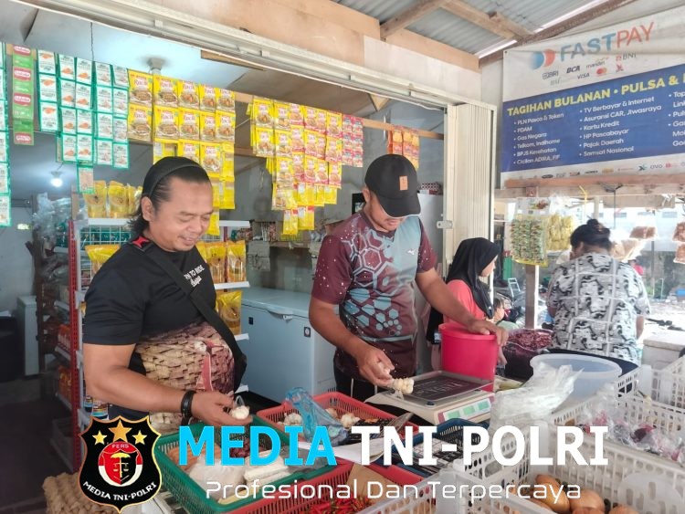 Kanit Intelkam Polsek Air Besar Cek Harga dan Ketersediaan Sembako, Stok Dipastikan Aman