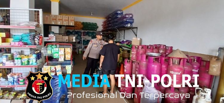 Tak Kenal Lelah di Terik Siang, Polsek Mandor Turun Langsung Cek Harga Sembako dan Stok Gas Elpiji