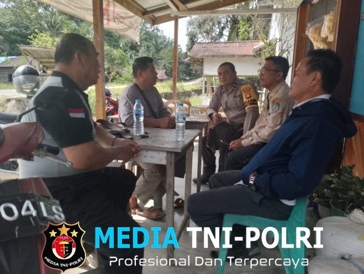 Dekati Warga di Warung Kopi, Bhabinkamtibmas Kuala Behe Sampaikan Himbauan Cegah Kejahatan