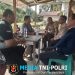 Dekati Warga di Warung Kopi, Bhabinkamtibmas Kuala Behe Sampaikan Himbauan Cegah Kejahatan