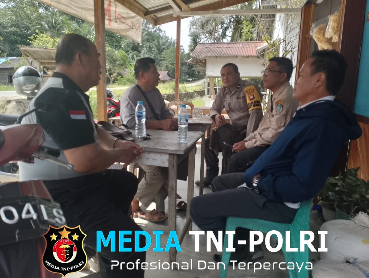 Dekati Warga di Warung Kopi, Bhabinkamtibmas Kuala Behe Sampaikan Himbauan Cegah Kejahatan