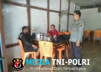 Saat Warga Menikmati Makan Siang, Polisi Datang Membawa Rasa Aman dan Pesan Kamtibmas