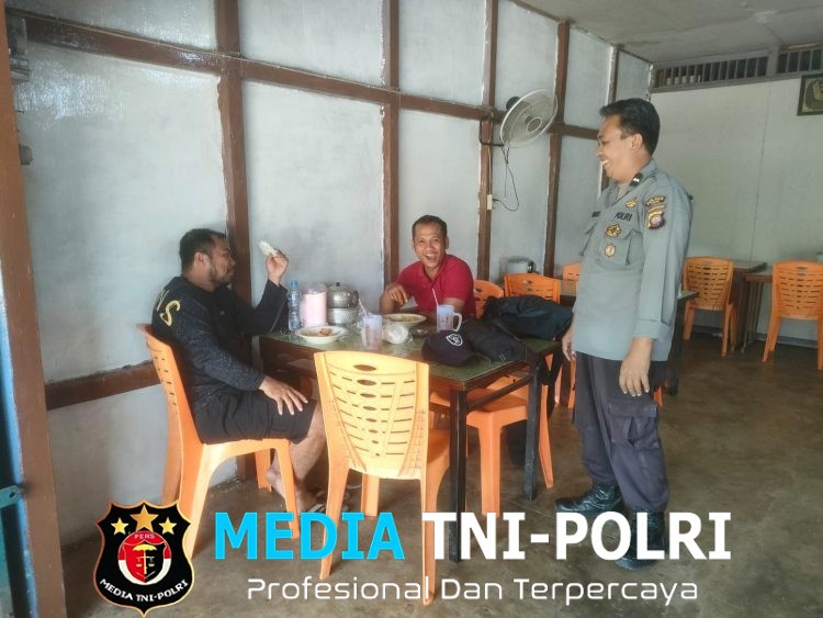 Saat Warga Menikmati Makan Siang, Polisi Datang Membawa Rasa Aman dan Pesan Kamtibmas