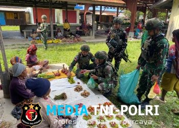 Wujud Kepedulian terhadap Kesejahteraan Masyarakat Pos Bolakme Satgas Pamtas RI-PNG Kewilayahan Yonif 645/GTY Borong Hasil Kebun Warga