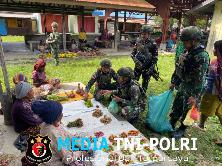Wujud Kepedulian terhadap Kesejahteraan Masyarakat Pos Bolakme Satgas Pamtas RI-PNG Kewilayahan Yonif 645/GTY Borong Hasil Kebun Warga