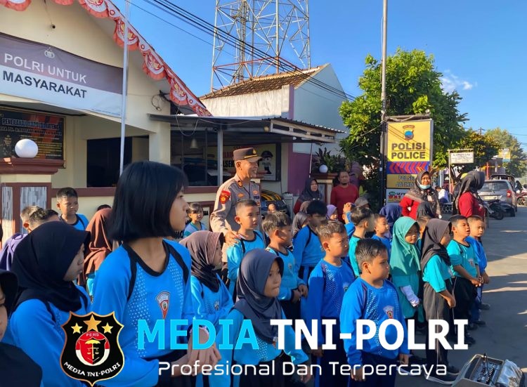 Polsek Jatiroto Terima Kunjungan Siswa Baru SDN 3 Jatiroto, Kenalkan Tugas dan Peran Polisi Sejak Dini
