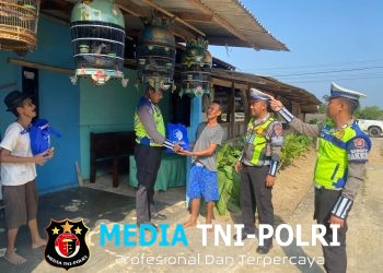 Wujud Kepedulian Lewat “Tasi Berkah”, Sat Lantas Polres Mesuji Bagikan Beras Bagi Warga Kurang Mampu di Simpang Pematang