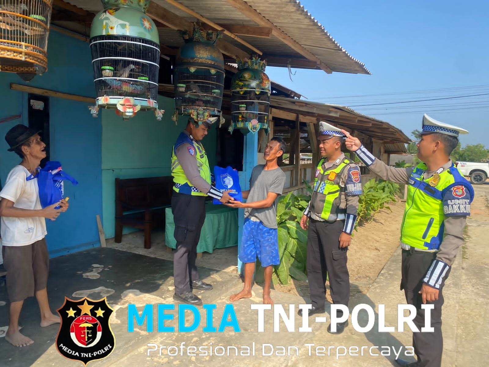 Wujud Kepedulian Lewat “Tasi Berkah”, Sat Lantas Polres Mesuji Bagikan Beras Bagi Warga Kurang Mampu di Simpang Pematang