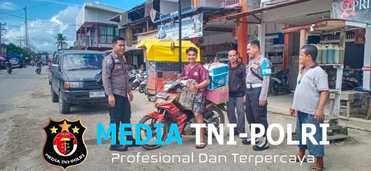 Personel Polsek Mempawah Hulu Monitoring Pusat Keramaian, Sampaikan Pesan Kamtibmas kepada Masyarakat