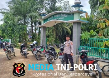 Polsek Menjalin Laksanakan Pengamanan Sholat Jumat di Masjid Nurul Yaqin, Wujudkan Ibadah Aman dan Kondusif