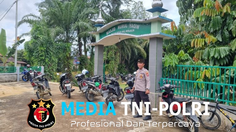 Polsek Menjalin Laksanakan Pengamanan Sholat Jumat di Masjid Nurul Yaqin, Wujudkan Ibadah Aman dan Kondusif