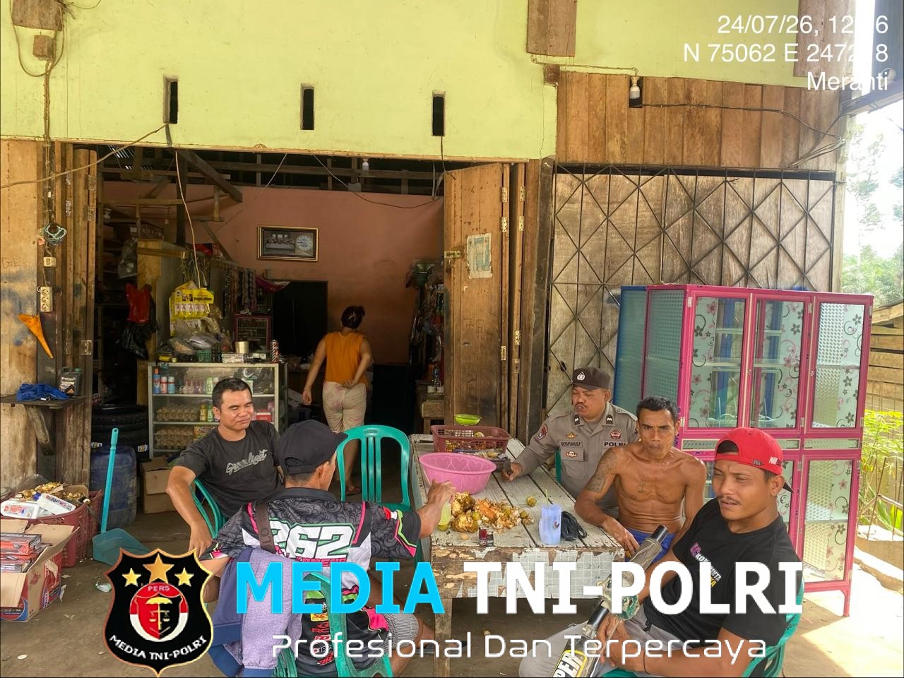 Patroli Humanis di Meranti, Polisi Sambangi Warga Sambil Berikan Himbauan Kamtibmas