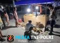 Senyum Pedagang Durian Saat Didekati Polisi Bukti Patroli Humanis Polsek Mandor yang Bikin Warga Nyaman