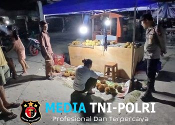 Senyum Pedagang Durian Saat Didekati Polisi Bukti Patroli Humanis Polsek Mandor yang Bikin Warga Nyaman