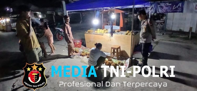 Senyum Pedagang Durian Saat Didekati Polisi Bukti Patroli Humanis Polsek Mandor yang Bikin Warga Nyaman