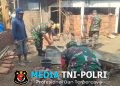 Babinsa Terlibat Langsung Bangun Rumah Warga, Wujudkan Semangat Gotong Royong