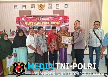 Polres Mesuji Melaksanakan Kegiatan Jumat Curhat di Desa Mekar Sari dan Bagikan Sembako serta Sampaikan Imbauan Cegah Karhutla Serta Lestarikan Hutan