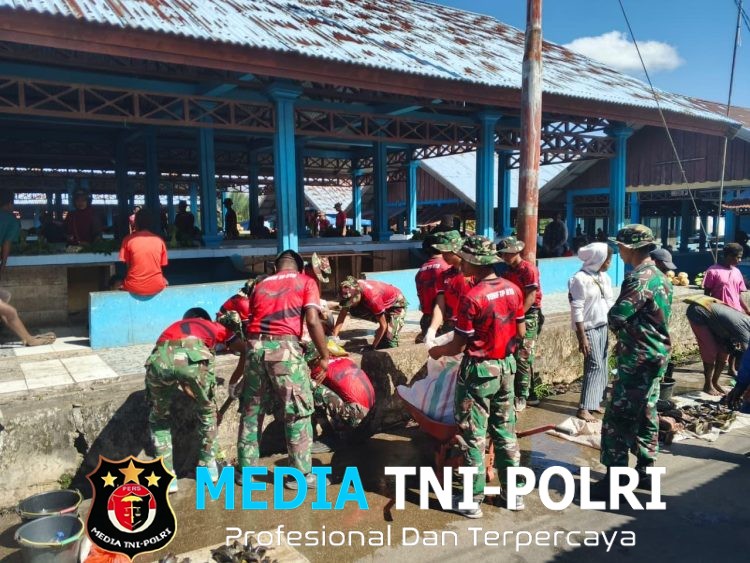 Satgas Yonif 123/RJW Bersama Warga Gelar Karya Bhakti Bersihkan Pasar Baru Distrik Obaa