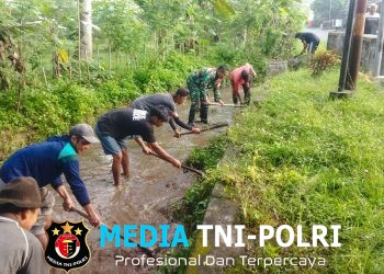 Bersatu dengan Alam, Serda Dwi Aprianto Bersama Warga Slorok Bersihkan Aliran Irigasi Sawah
