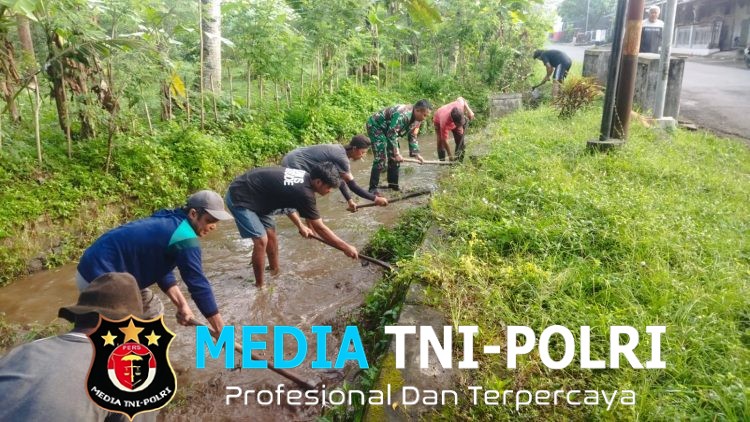 Bersatu dengan Alam, Serda Dwi Aprianto Bersama Warga Slorok Bersihkan Aliran Irigasi Sawah