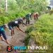 Bersatu dengan Alam, Serda Dwi Aprianto Bersama Warga Slorok Bersihkan Aliran Irigasi Sawah