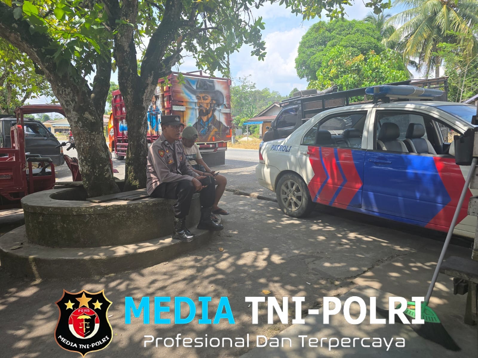 Patroli Dialogis Strategi Polsek Mandor Cegah Kejahatan Lewat Obrolan Ringan