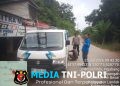 Aksi Humanis Polisi! Saat Patroli, Personel Polsek Air Besar Bantu Pengendara yang Alami Ban Bocor