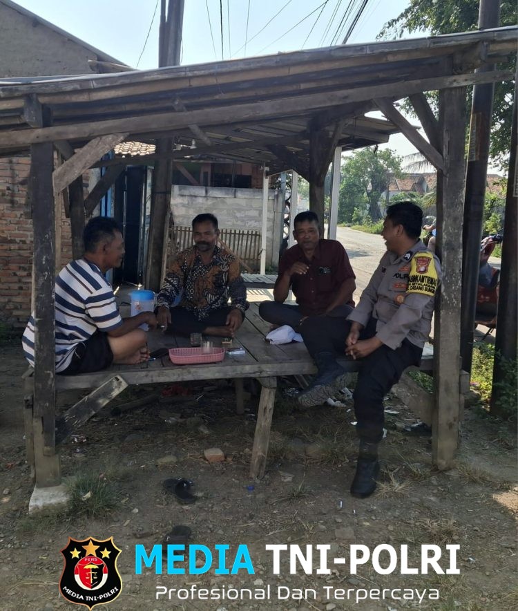 Jaga Jakarta Jaga Bekasi, Bhabinkamtibmas Nagasari Ajak Tokoh Masyarakat Perkuat Siskamling dan Waspadai Penipuan Online