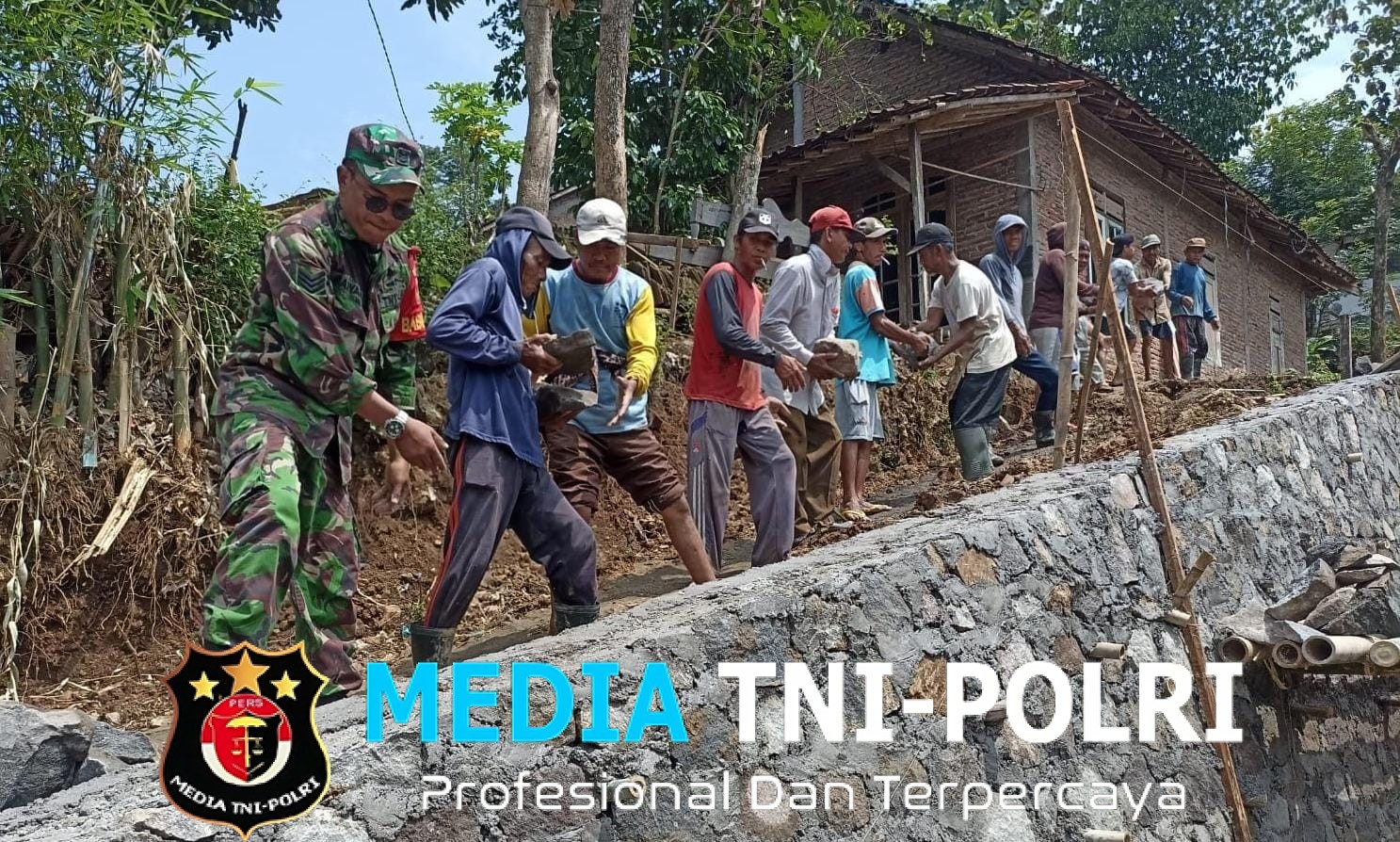 Babinsa Koramil 10/Sambi dan Warga Kompak Gotong Royong Bangun Talud di Tempursari