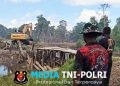 Jembatan Vital Penghubung Kampung Wanam Diperbaiki Personel Satgas TMMD ke-129