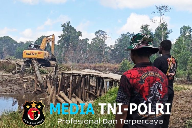 Jembatan Vital Penghubung Kampung Wanam Diperbaiki Personel Satgas TMMD ke-129