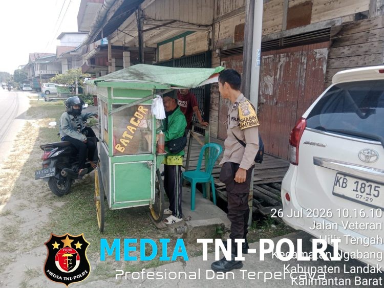 Hari Libur Tak Kendurkan Pengabdian Bhabinkamtibmas Ngabang Sambangi Penjual Batagor, Imbau Waspada Kejahatan Siang Hari