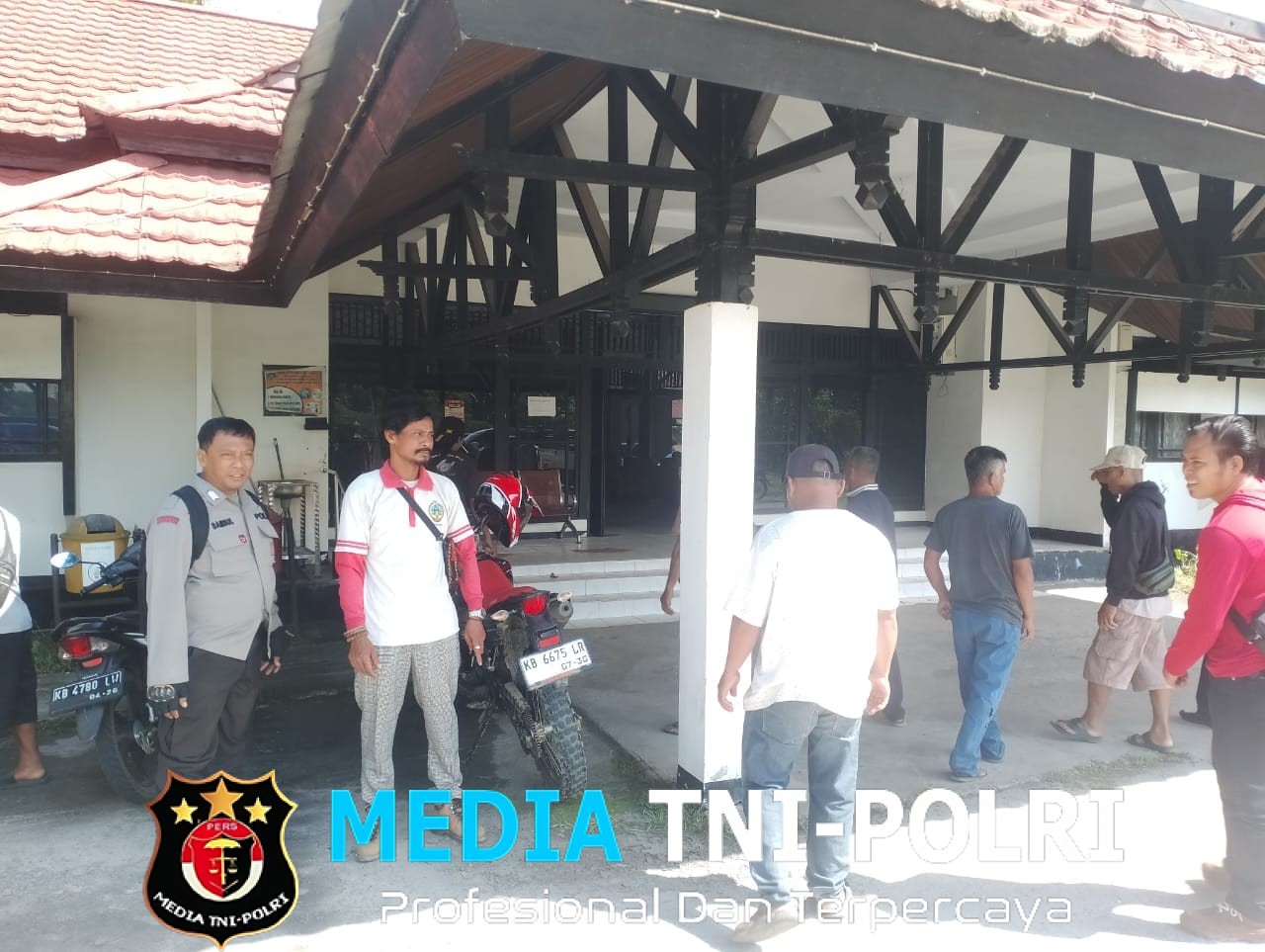 Polisi Patroli Siang, Sapa Warga dan Sampaikan Imbauan Kamtibmas untuk Cegah Kejahatan