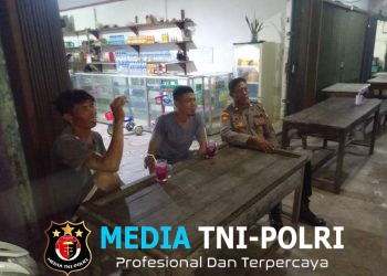 Duduk Satu Meja Bersama Warga, Polisi Bangun Keakraban Lewat Patroli Malam