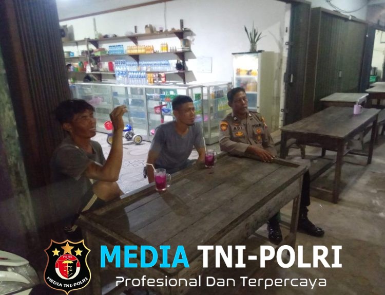 Duduk Satu Meja Bersama Warga, Polisi Bangun Keakraban Lewat Patroli Malam