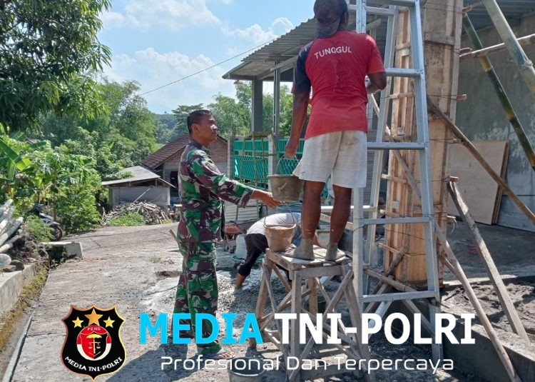 Babinsa Koramil 04/Teras Bantu Cor Tiang Rumah Warga, Wujud Nyata Kemanunggalan TNI dengan Rakyat