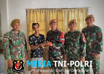 Satgas Pamtas RI-Malaysia Yonarmed 19/Bogani Terima Penyerahan Sukarela Sisik Trenggiling dari Warga Perbatasan