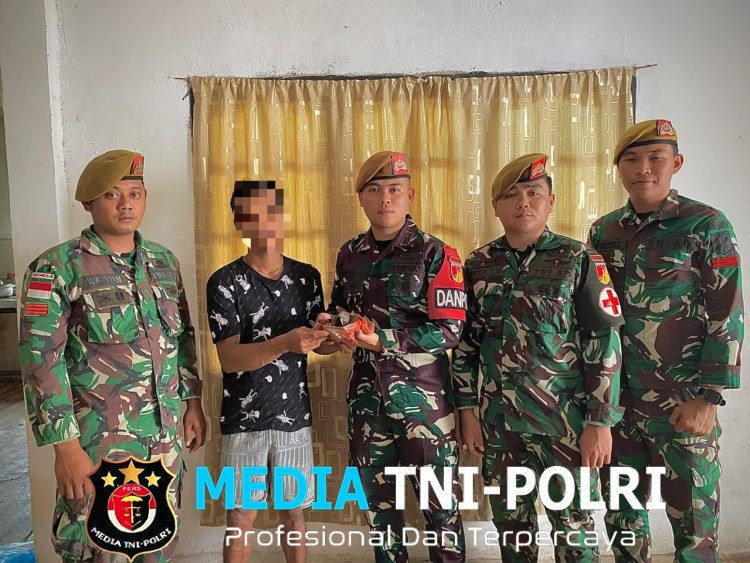 Satgas Pamtas RI-Malaysia Yonarmed 19/Bogani Terima Penyerahan Sukarela Sisik Trenggiling dari Warga Perbatasan