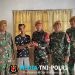 Satgas Pamtas RI-Malaysia Yonarmed 19/Bogani Terima Penyerahan Sukarela Sisik Trenggiling dari Warga Perbatasan