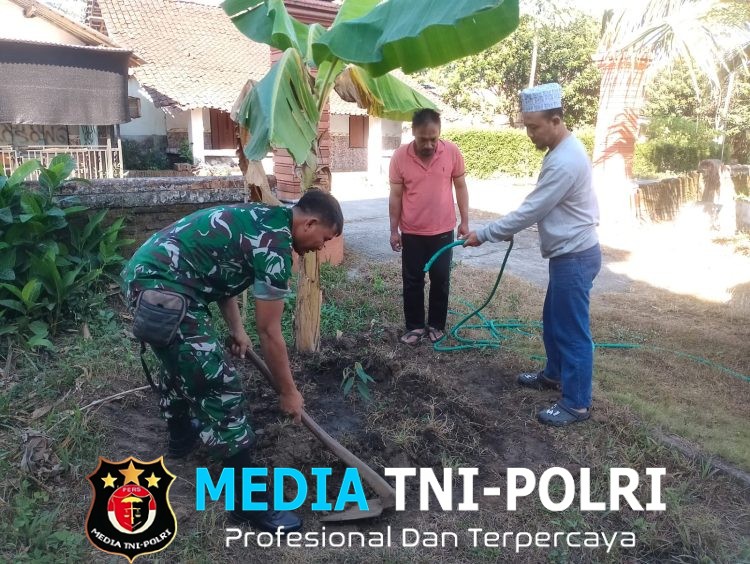 Babinsa Ngadri Bersama Warga Gelar Penghijauan, Tanam Pohon Durian dan Nangka