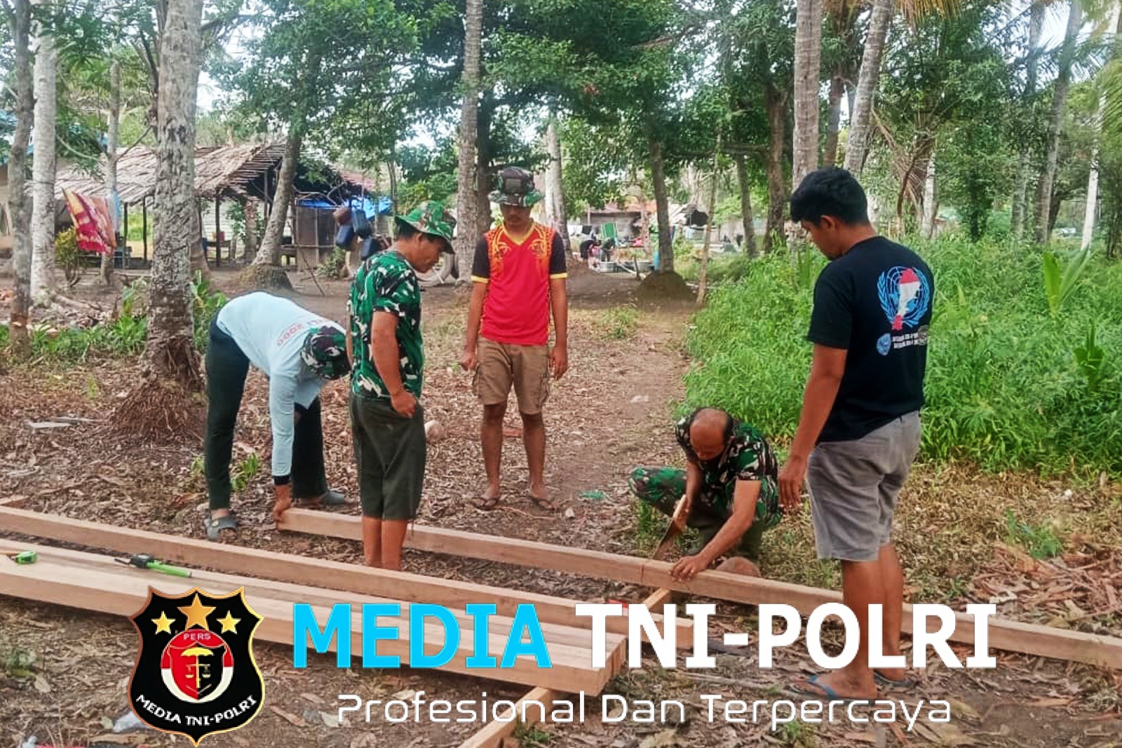 Personel Satgas TMMD ke-129 Kebut Pembangunan MCK di Kampung Wanam