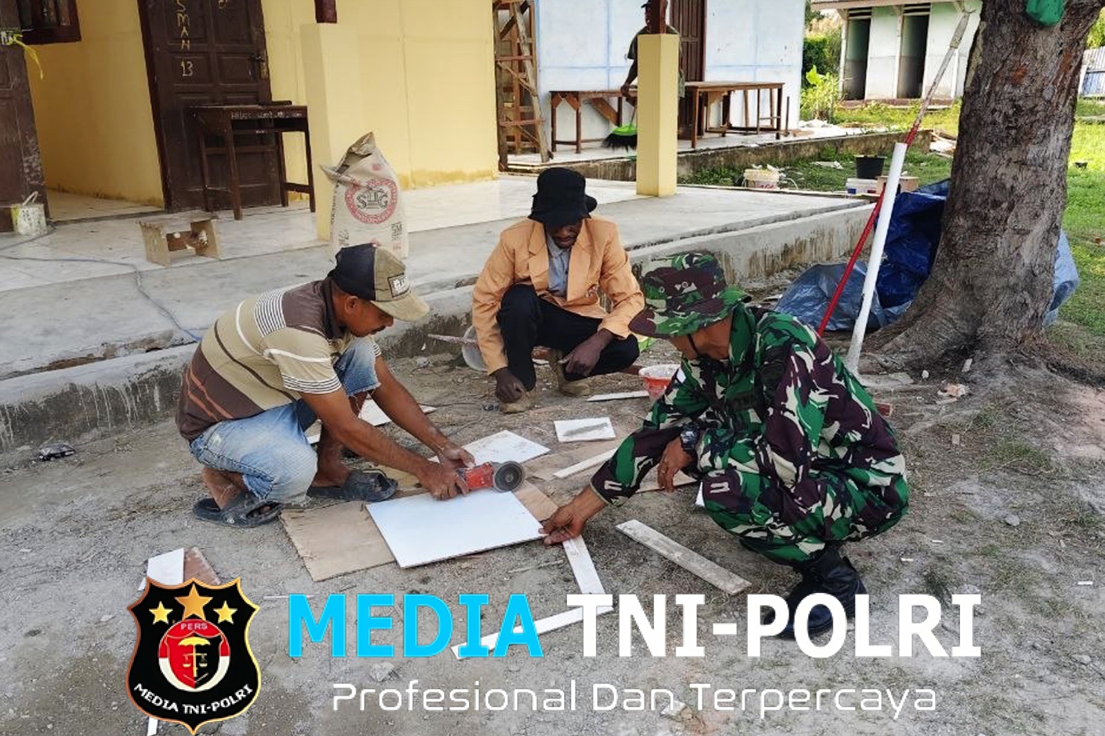 Pengabdian Nyata TNI AD, Melalui Gotong Royong Rehabilitasi SMP Negeri Urumb Hampir Rampung