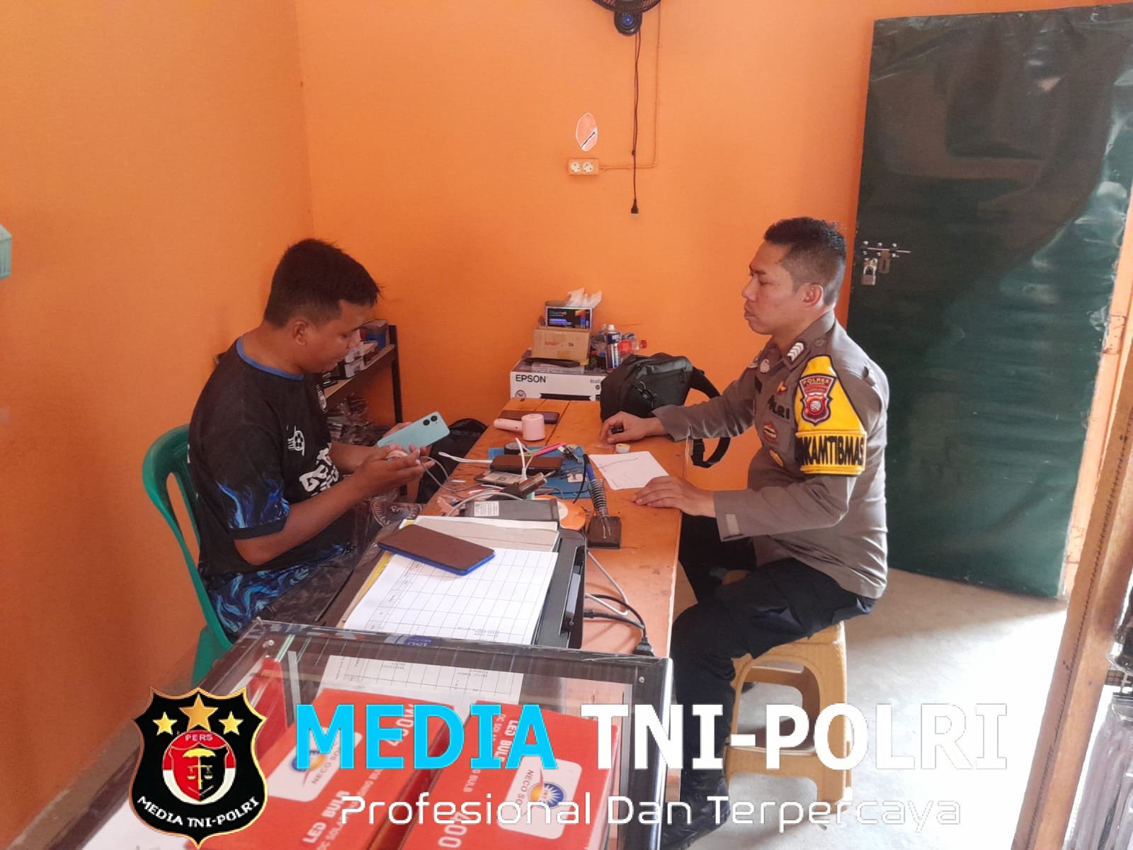 Bhabinkamtibmas Polsek Mempawah Hulu Ajak Masyarakat Tidak Percaya Berita Hoaks dan Tetap Jaga Kamtibmas
